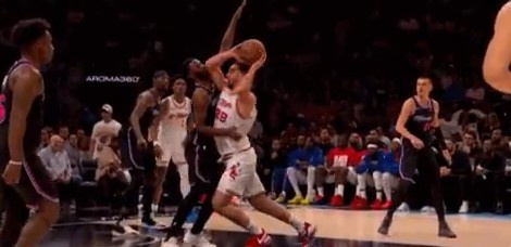 球探体育-看着都疼！申京肘击维金斯把后者打回更衣室 自己也4犯了